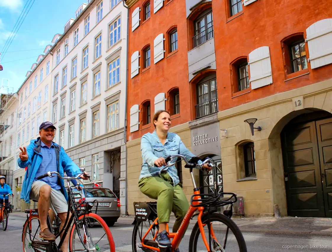 Ciclisti lungo la passeggiata del porto vicino alla Sirenetta durante un giro in bicicletta a Copenaghen