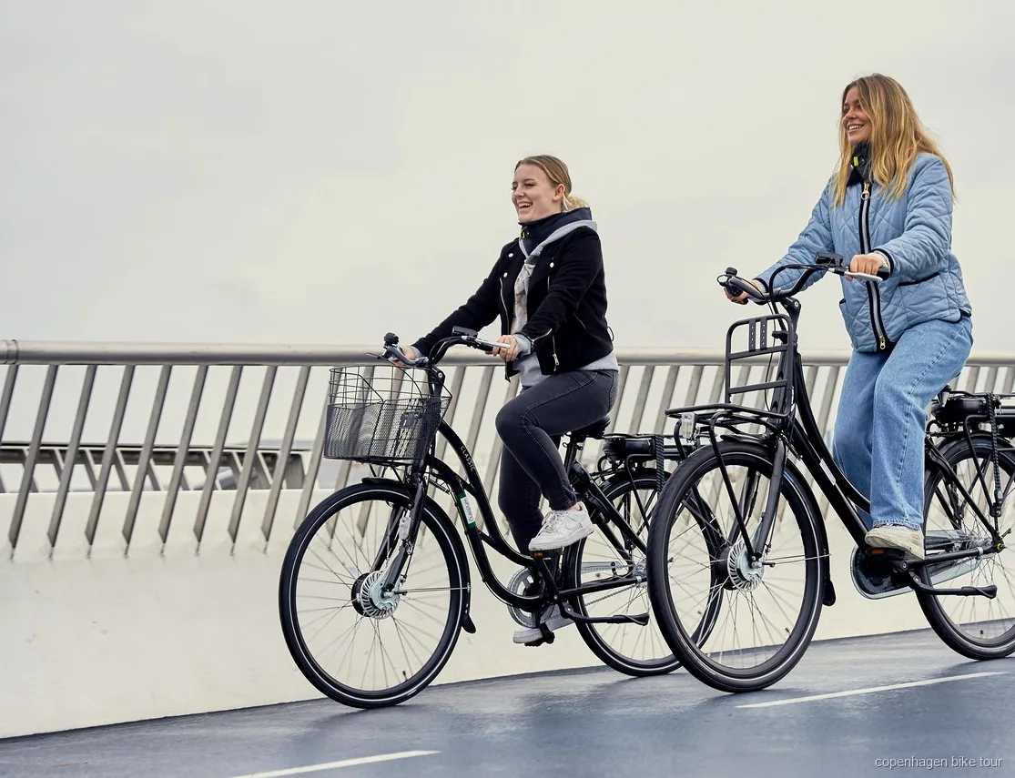 Cyklist på en dansk-designad elcykel nära Köpenhamns Operahus