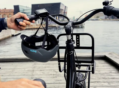 Guide med radioheadset som leder en elcykeltur i Köpenhamn