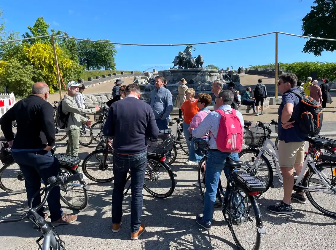 Cyklister som passerar Amalienborgs slott på en elcykeltur i Köpenhamn