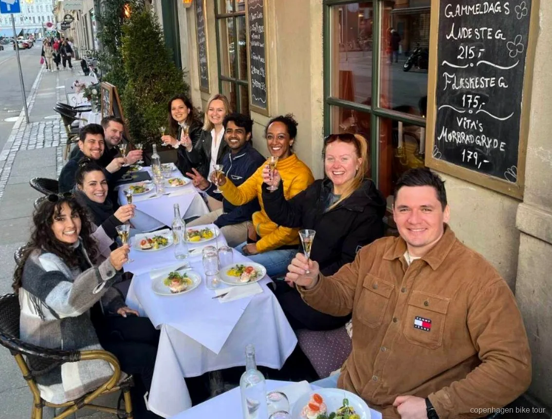Verkostung des offenen Sandwichs smørrebrød auf einer Food- und Fahrradtour in Kopenhagen