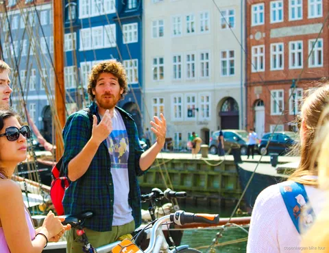 Guide informiert eine kleine Gruppe vor einer 2-stündigen Fahrradtour in Kopenhagen