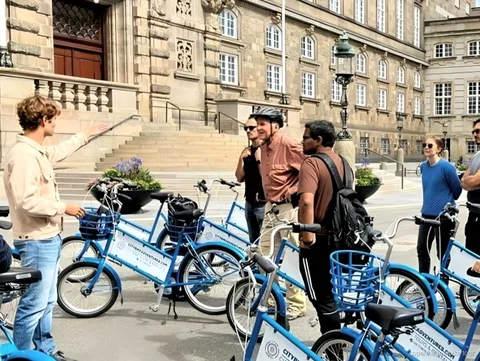 Radfahrer passieren Schloss Amalienborg auf einer kurzen Fahrradtour in Kopenhagen
