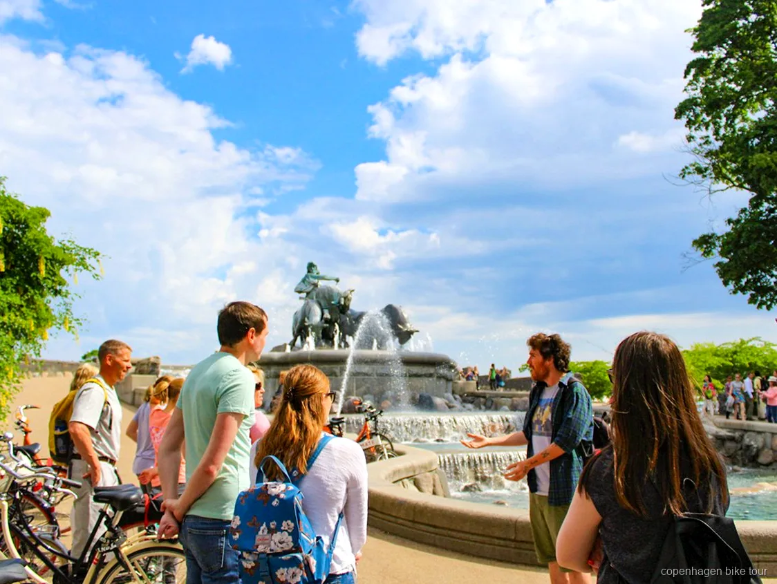 Lille gruppe der cykler over Inderhavnsbroen på en sightseeing cykeltur i København