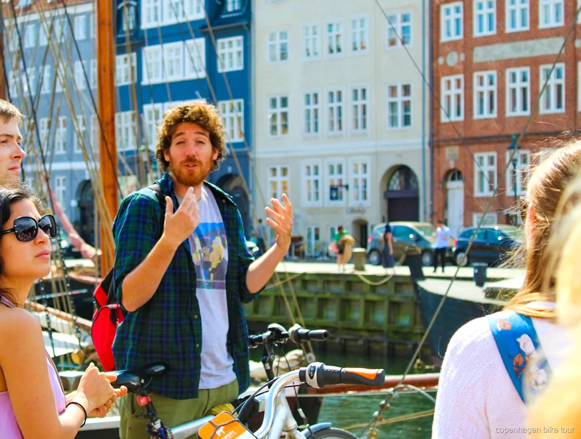 Cyklister der passerer Rosenborg Slots haver på en guidet cykeltur i København