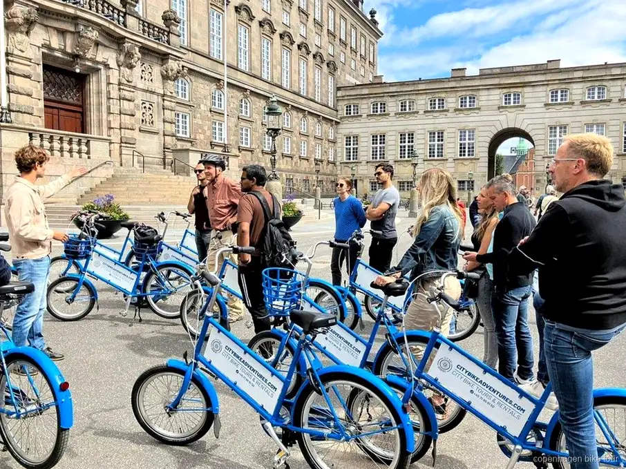 Guide der peger på Den Sorte Diamant under en cykeltur i København