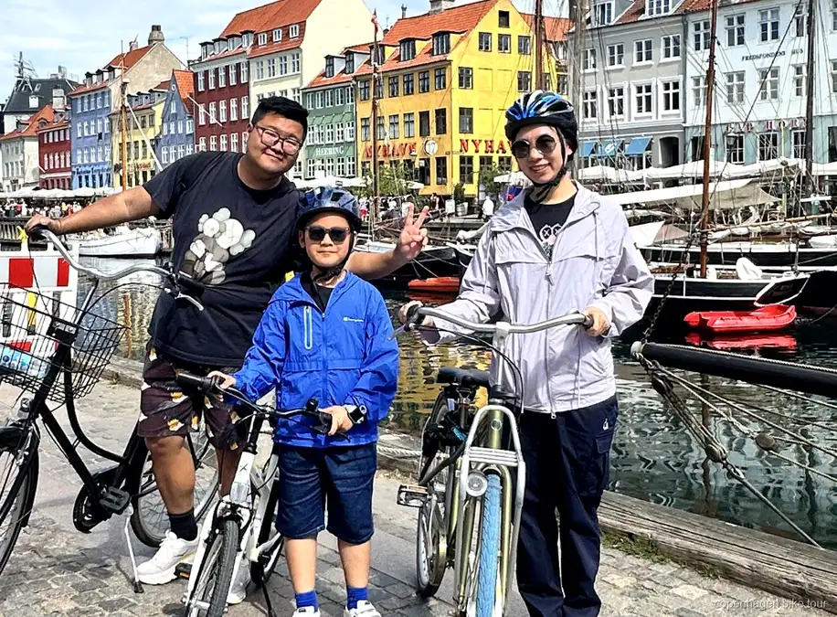 Ciclistas en el Palacio de Amalienborg durante un tour en bici con visita a Christiania