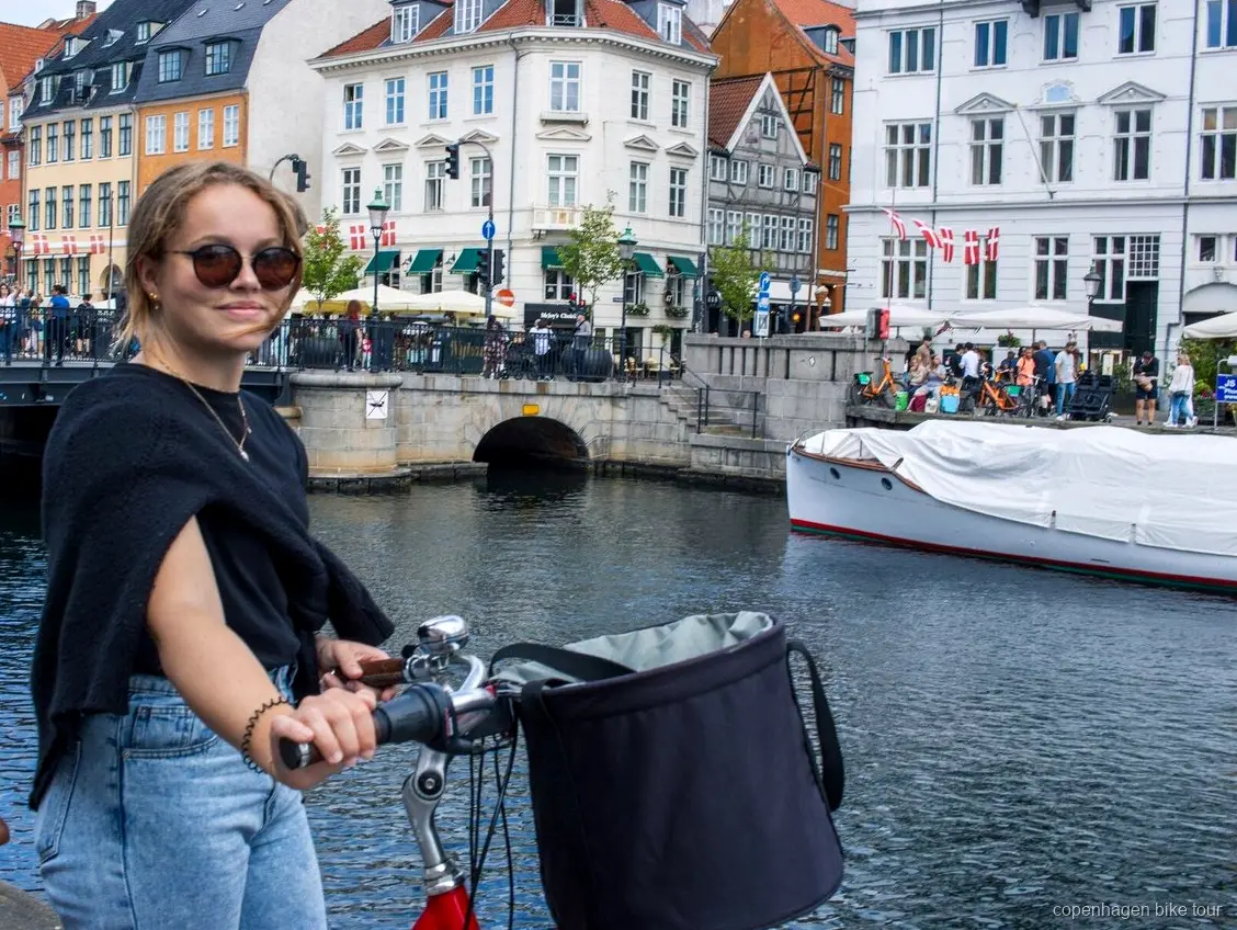 Grupo del tour en bici deteniéndose frente al Castillo de Rosenborg en Copenhague