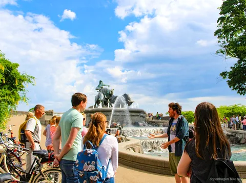 Grupo reducido cruzando Inderhavnsbroen en un tour en bici a los imprescindibles de Copenhague