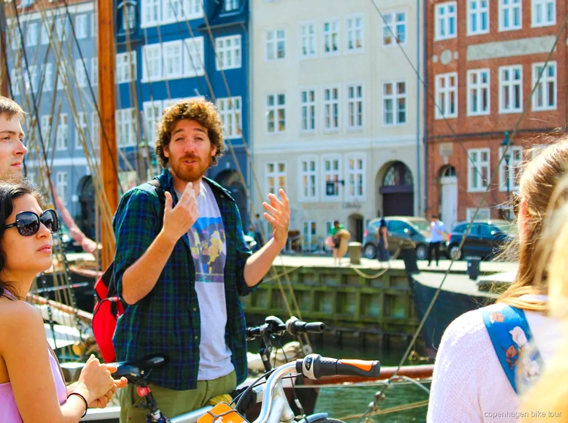 Guía dando instrucciones a un grupo reducido antes de un tour en bici de 2 horas por Copenhague
