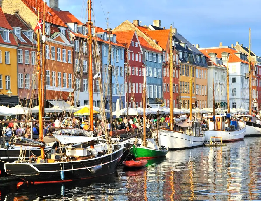 Grupo detenido cerca de la estatua de la Sirenita en un tour en bici por Copenhague