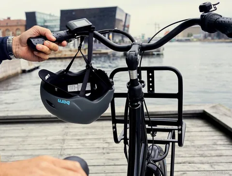 Guía con auriculares liderando un grupo en un tour en e-bike por Copenhague