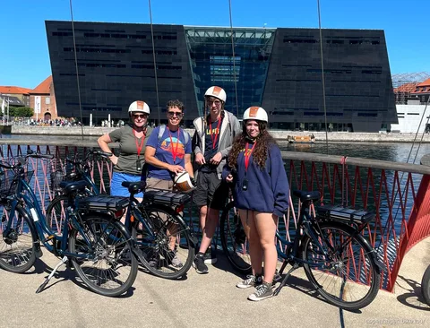 E-bikes aparcadas cerca de Freetown Christiania durante un tour guiado por Copenhague