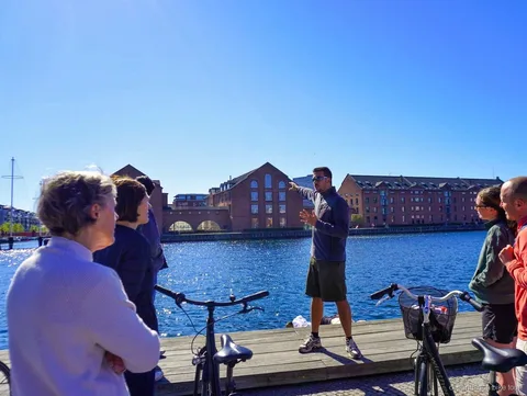 Ciclisti sulla pista da sci sul tetto di CopenHill durante un tour in bici architettura a Copenaghen