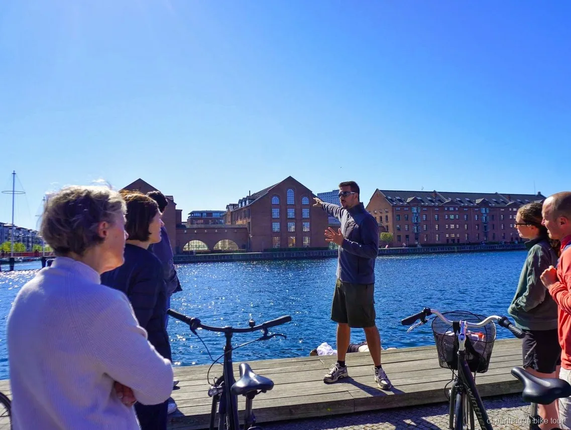 Ciclisti sulla pista da sci sul tetto di CopenHill durante un tour in bici architettura a Copenaghen
