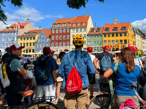 Ciclisti che passano davanti alla fortezza di Kastellet durante un tour in bici a Christiania a Copenaghen