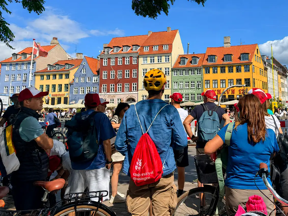 Ciclisti che passano davanti alla fortezza di Kastellet durante un tour in bici a Christiania a Copenaghen