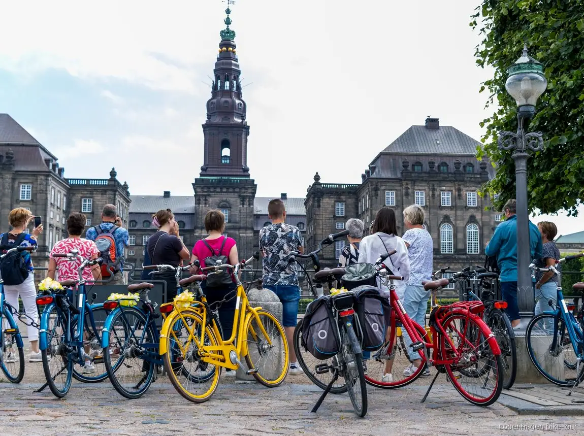 Ciclisti fermi davanti alla statua della Sirenetta durante un tour in bici guidato a Copenaghen