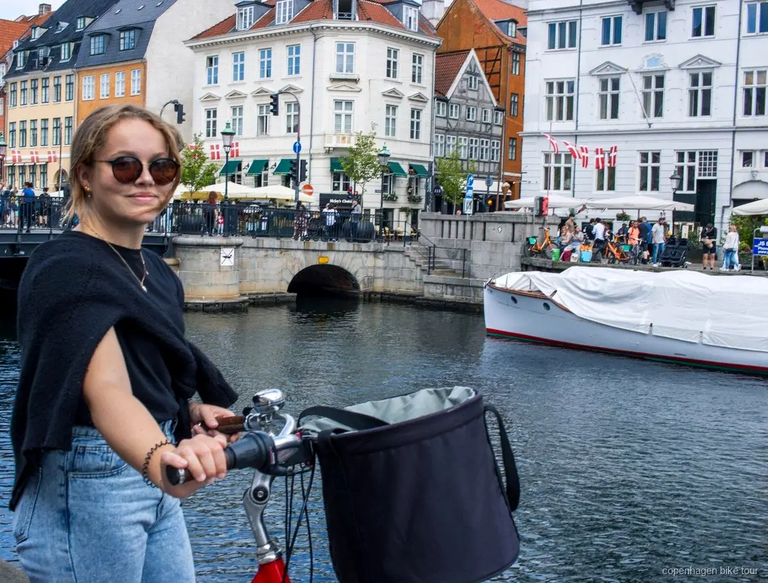 Gruppo del tour in bici in pausa davanti al castello di Rosenborg a Copenaghen