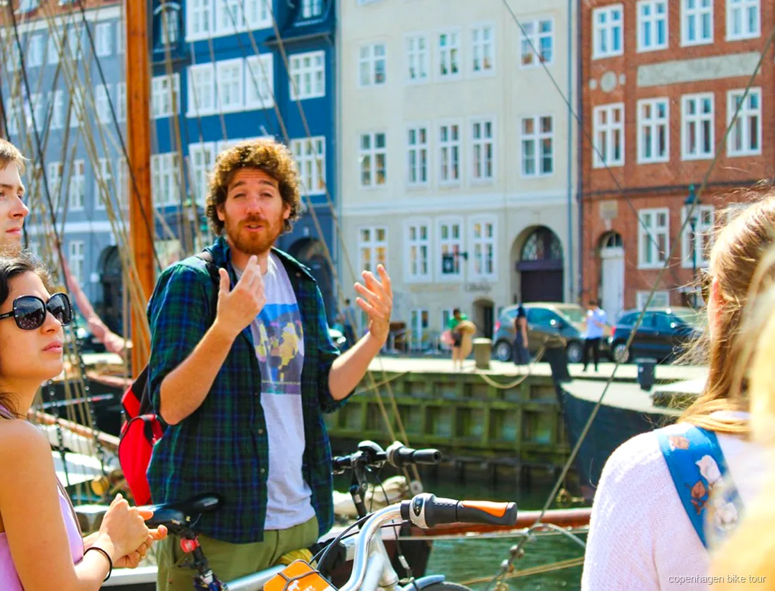 Guida che fa il briefing a un piccolo gruppo prima di un tour in bici di 2 ore a Copenaghen