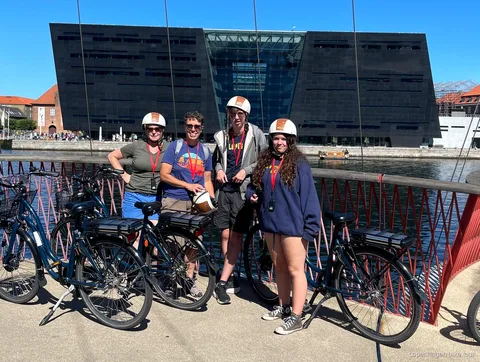 E-bike parcheggiate vicino a Freetown Christiania durante un tour guidato a Copenaghen